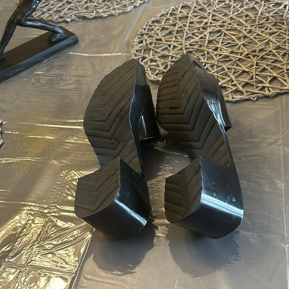 Gucci Rubber Mules in great condition - Picture 3 of 11